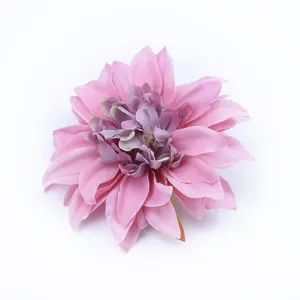 Detalle de primer plano de cabeza de flor de dalia artificial de seda rosa para decor.
