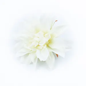 Detalle de flor de dalia blanca artificial, hermosa flor de seda para la fotografía.