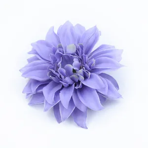 Detalle de flor de dalia artificial morada, accesorio de decoración de seda para manualidades.