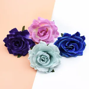 Künstliche Samt Rosenkopf Detailaufnahme, bunte handgemachte DIY Blumen Accessoires.