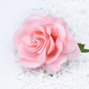 Detailansicht einer rosa künstlichen Samtrose, ideal für DIY-Haarspangen oder Broschen.