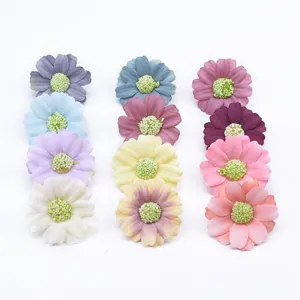 Set di mini fiori di margherite artificiali per scatole regalo e decorazioni fai da te.