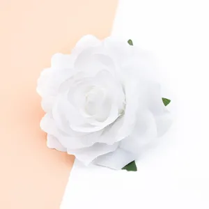 Weisse kuenstliche Stoffrosen Bluete Detailaufnahme, elegante florale Bastelaccessoires.