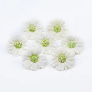 Dettaglio dei capolini di margherite bianche artificiali per le scatole regalo.