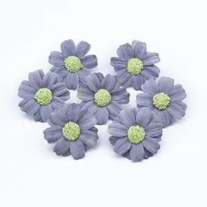 Piccoli fiori di margherita artificiali in tessuto autunnale per decorare scatole.