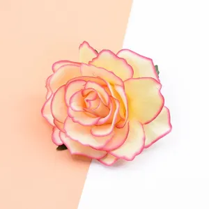 Detailansicht künstliche Rosenblüte, Stoffmaterial mit rosa Randverlauf, ideal für DIY Zubehör.