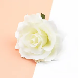 Nahaufnahme einer künstlichen weißen Rose, weiche Flockstoff-Textur, elegante Verarbeitung.
