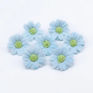Primo piano di teste di margherite artificiali azzurre per artigianato e scatole regalo.