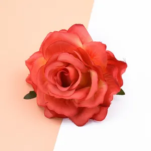 Nahaufnahme Detailaufnahme des künstlichen Rosenblütenkopfes, hochwertiges Stoffzubehör für DIY.