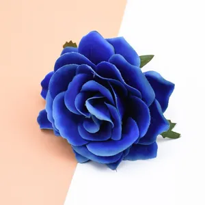 Blaue Samt-Rosenhaarspange und Brosche, detailreiche Ansicht des künstlichen floralen Designs.