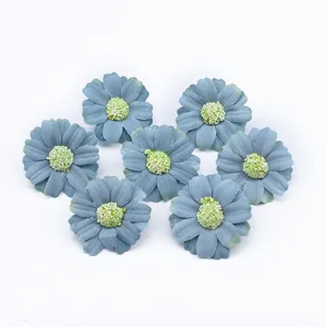 Mini fiori di margherita artificiali per decorazione scatola regalo, dettaglio accessorio floreale.