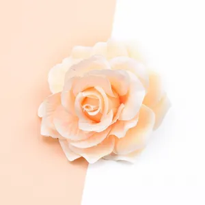 Künstliche Rosenblüte aus Flockstoff, ideal für DIY-Haarspangen oder Broschen geeignet.