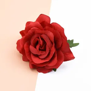 Rote künstliche Stoffrosen Detailansicht, ideal für DIY Haarnadeln oder Brosche Dekorationen.