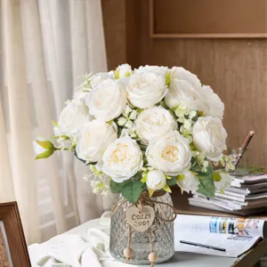 Primo piano di un elegante bouquet di rose artificiali bianche in vaso di vetro.