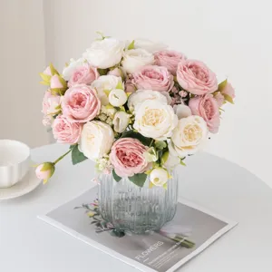 Bouquet di peonie artificiali per decorazioni casa, eleganti fiori rosa in vaso di vetro.