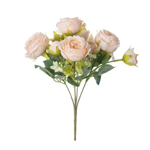 Primo piano del bouquet di fiori di peonia artificiale che mostra petali delicati e foglie.