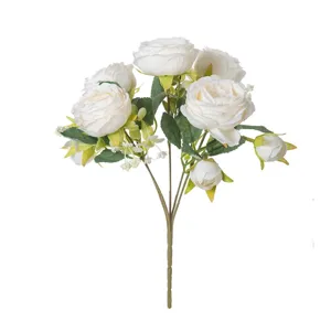 Bouquet di fiori di peonia bianca artificiale con foglie verdi, ideale per decorazioni d'interni.