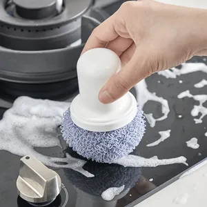 Ergonomische keuken schuurborstel met handvat voor het reinigen van een kookplaat