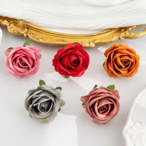 Detalle de cabezas de rosas de seda artificial, perfectas para coronas de boda DIY y decoración.