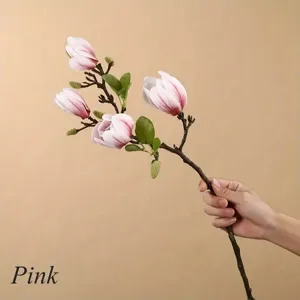 Gros plan détaillé d'une branche de fleur de magnolia rose artificielle aux pétales réalistes.