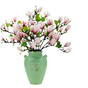 Bouquet de fleurs de magnolia artificielles avec vase en céramique pour déco de table.