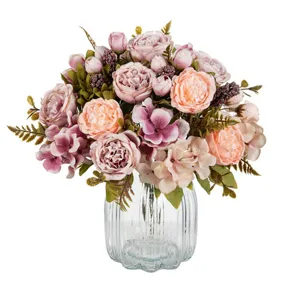 Detailansicht des vintage rosa künstlichen Pfingstrosenstrausses mit strukturierter Glasvase.