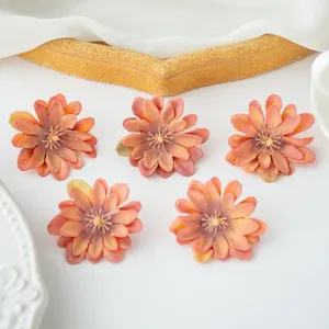 Primo piano dettagliato di fiori di seta artificiali, petali di peonia per accessori.