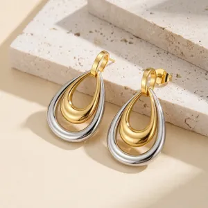 Primer plano de pendientes gota bicolor oro plata de acero inoxidable elegante