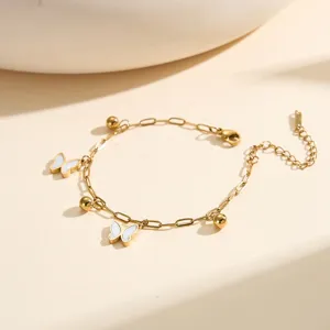Elegante pulsera de acero inoxidable dorado con dijes de mariposa e incrustaciones.