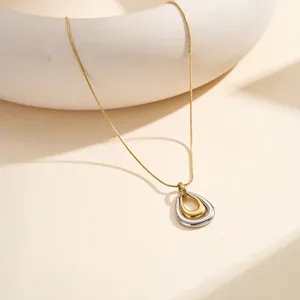Vista detallada de un collar de acero inoxidable con colgante de gota de agua bicolor