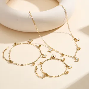 Conjunto de joyas de acero inoxidable dorado con mariposas blancas y cuentas de oro