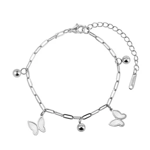 Vista detallada de una pulsera de acero inoxidable plateado con dijes de mariposa y bolas