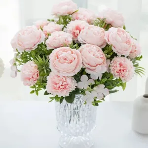 Kunstmatige roze pioenroos en hortensia bloemenboeket in glazen vaas voor huisdecoratie