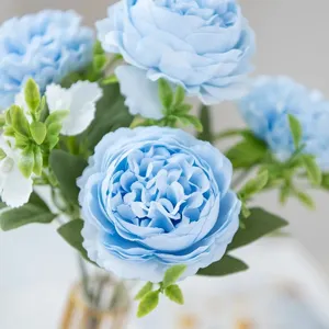 Detailopname van de blauwe kunstmatige pioenroos hortensia bloemboeket voor decoratie.