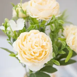 Prachtige kunstmatige pioenroos bloemenboeket voor huisdecoratie en bruiloft styling.