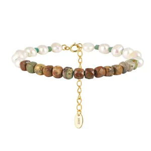Hochauflösendes Detail eines Barock-Naturperlenarmbands mit facettiertem Türkis und S925-Tag
