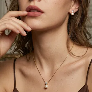 Elegantes Perlenhalsketten- und Ohrstecker-Set, Nahaufnahme an einem Modell
