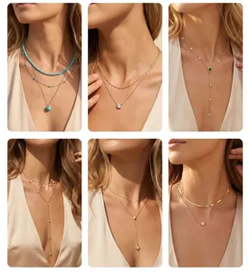 Elegante colección de collares bohemios de oro con turquesa y perlas en una modelo