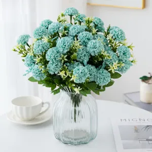 Bellissimo mazzo di fiori di crisantemo artificiale blu con vaso in vetro per casa