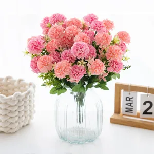 Bouquet di crisantemi artificiali in vaso, fiori di seta rosa per decorazione casa nozze.