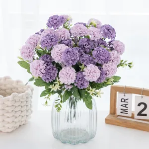 Bouquet di fiori artificiali di seta crisantemo pompon viola in vaso di vetro per decoro.