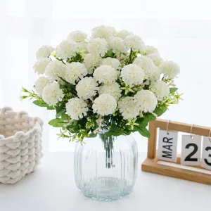 Vista dettagliata di bouquet di fiori artificiali di crisantemo bianco in vaso di vetro.