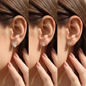 Comparaison de taille de trois boucles d'oreilles poire en zircone plaquées or