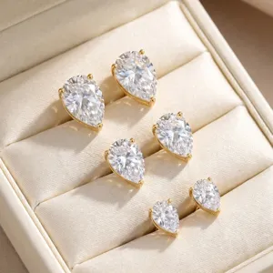 Vue détaillée de trois tailles de boucles d'oreilles en zircon plaqué or poire