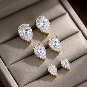 Vue détaillée de boucles d'oreilles poire en acier doré et zircone en trois tailles