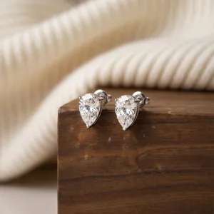 Vue rapprochée de boucles d'oreilles poire en acier inoxydable avec zircons clairs