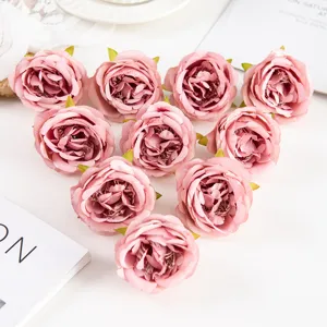 Nahaufnahme rosa künstlicher Blumenköpfe, ideal für Hochzeitsdekor und Fotografie-Requisiten.