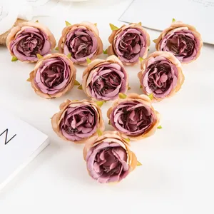 Nahaufnahme von künstlichen Rosenblütenköpfen für Hochzeitsdekoration und florale Wände.