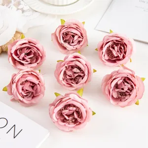 Künstliche Rosenblüten Köpfe in Rosa für wunderschöne Hochzeitsdekoration und Fotografie.