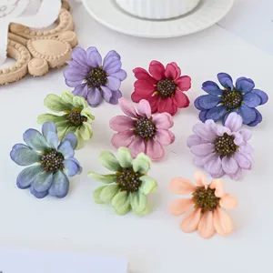 Nahaufnahme bunter künstlicher Seiden-Gänseblümchen, Detail für DIY handgemachte Blumenkunst.
